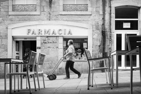 Pontevedra Španělsko Srpna 2020 Muž Kráčí Malým Kolečkem Před Lékárnou — Stock fotografie