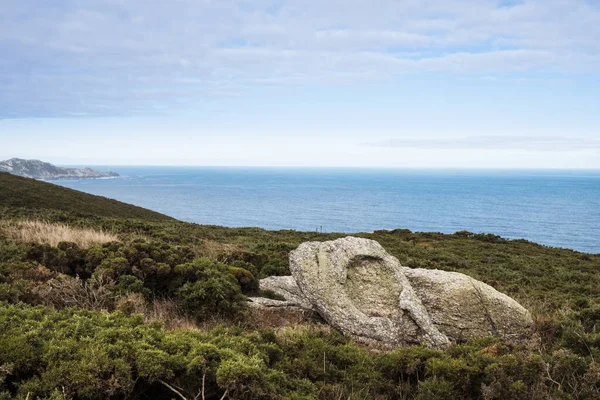 Grande Roche Granit Sur Côte Galicienne Face Des Îles Sisargas — Photo