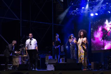 PONTEVEDRA, İspanya - 10 Ağustos 2020: COVID-19 salgını sırasında Laroa müzik grubunun ücretsiz açık hava konseri.