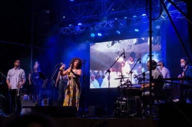 PONTEVEDRA, İspanya - 10 Ağustos 2020: COVID-19 salgını sırasında Laroa müzik grubunun ücretsiz açık hava konseri.