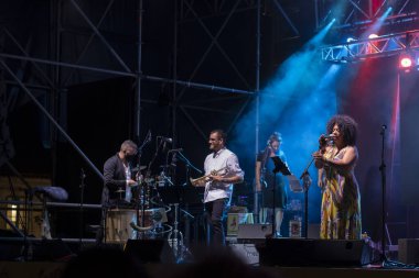 PONTEVEDRA, İspanya - 10 Ağustos 2020: COVID-19 salgını sırasında Laroa müzik grubunun ücretsiz açık hava konseri.