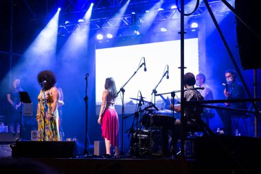 PONTEVEDRA, İspanya - 10 Ağustos 2020: COVID-19 salgını sırasında Laroa müzik grubunun ücretsiz açık hava konseri.