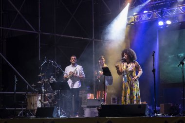 PONTEVEDRA, İspanya - 10 Ağustos 2020: COVID-19 salgını sırasında Laroa müzik grubunun ücretsiz açık hava konseri.