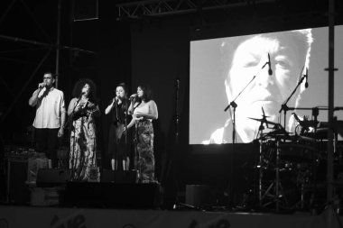 PONTEVEDRA, İspanya - 10 Ağustos 2020: COVID-19 salgını sırasında Laroa müzik grubunun ücretsiz açık hava konseri.