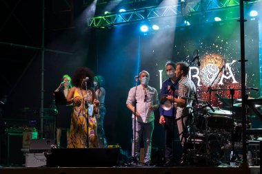 PONTEVEDRA, İspanya - 10 Ağustos 2020: COVID-19 salgını sırasında Laroa müzik grubunun ücretsiz açık hava konseri.