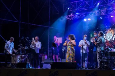 PONTEVEDRA, İspanya - 10 Ağustos 2020: COVID-19 salgını sırasında Laroa müzik grubunun ücretsiz açık hava konseri.