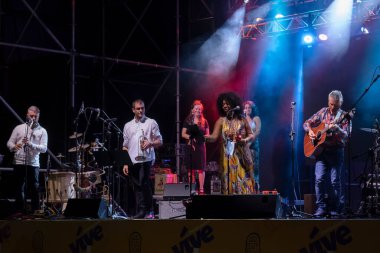 PONTEVEDRA, İspanya - 10 Ağustos 2020: COVID-19 salgını sırasında Laroa müzik grubunun ücretsiz açık hava konseri.