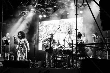 PONTEVEDRA, İspanya - 10 Ağustos 2020: COVID-19 salgını sırasında Laroa müzik grubunun ücretsiz açık hava konseri.