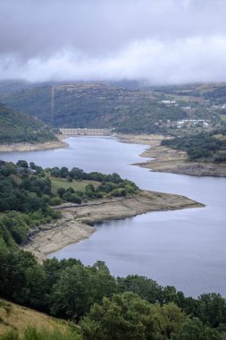 Chandrexa de Queixa 'daki rezervuarın genel görünümü, Ourense, Galiçya (İspanya)