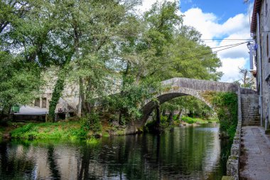 Galiçya 'nın Ourense ilindeki Aronia Nehri üzerindeki Ortaçağ taş köprüsü, Banos de Molgas (İspanya))