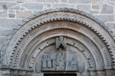 Bir Franqueira tapınağı. Kökeni altıncı yüzyılda yapılmış bir tapınak. Daha sonra manastıra dönüşmüş. Dış görünüşü, güzel Gotik bir dış görünüş ve Romen anılarıyla ön plana çıkıyor..