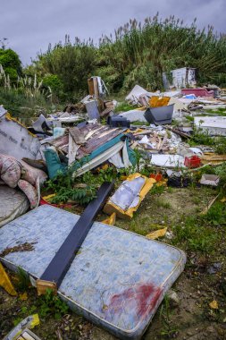 Galiçya 'nın Pontevedra şehrinde terk edilmiş bir çiftlikte kontrolsüz ve yasadışı çöplük.)