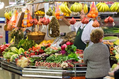 BARCELONA, İspanya - 11 Nisan 2014: Barcelona 'nın merkez pazar bölgesinde meyve satan bir tezgah.