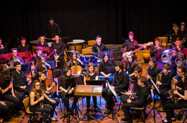 Pontevedra, İspanya - 4 Mayıs 2014: Şehrin Principal Theatre 'ında düzenlenen Rock in the Theatre konseri sırasında genç müzik grubu Pontevedra' nın performansı.