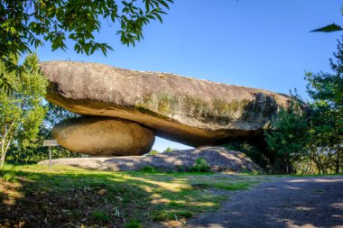 Meraklı granit oluşumlar zamanla aşınır ve neredeyse imkansız bir denge içinde, Galiçya 'daki Pontearea dağlarında (İspanya))
