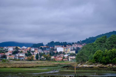 Galiçya 'da Lerez Nehri' nin ağzıyla ve Rias Baixas Nehri 'nin bir kısmıyla oluşturulan Ria de Pontevedra manzarası (İspanya))