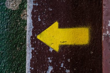 Sarı ok, Galiçya 'daki Camino de Santiago' nun yönünü gösteren asfalt üzerinde resmedilmiş.)