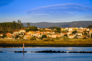 Galiçya 'nın Pontevedra kentindeki (İspanya) Lerez Nehri' nin ağzı Rias Baixas Nehri 'ni oluşturur..