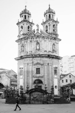 PONTEVEDRA, SPAIN - 10 HAZİRAN 2021: Bir kişi, COVID maskeli, şehrin tarihi merkezinde, Pilgrim Virgin kilisesinin önünde yürür.