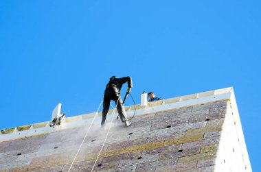 Belem, PORTUGAL - 4 Aralık 2013: Birkaç işçi, Belem, Lizbon 'daki Berardo Müzesi' nin cephelerini suyla temizliyor..