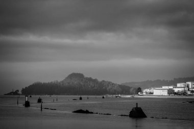 Fırtınalı bir günde, Ria de Pontevedra 'daki Tambo Adası manzarası.