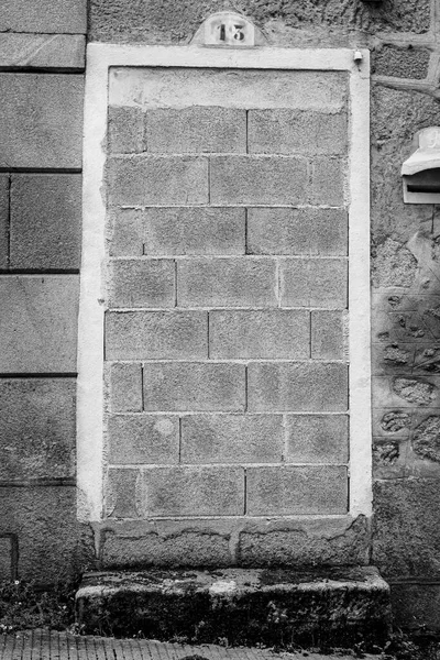 Porte Une Maison Barricadée Avec Des Blocs Ciment Avec Nombre — Photo