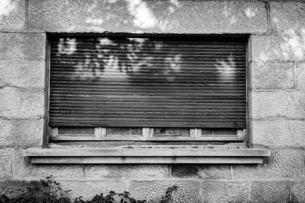 Fenster Mit Heruntergelassenen Rollläden Einem Verlassenen Haus Pontevedra Galicien Spanien — Stockfoto