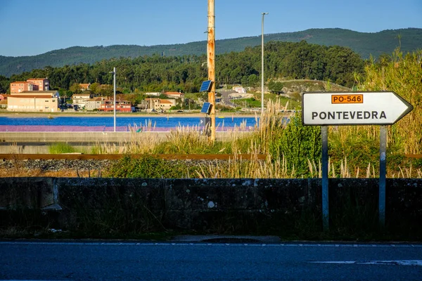 Galiçya Pontevedra Spanya Gidiş Yönünü Gösteren Bir Yol Üzerindeki Trafik — Stok fotoğraf