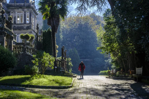 Pontevedra Spain 2020年11月21日 一名男子走过卢里赞宫 卢里赞是该市附近一个庄严的家 — 图库照片