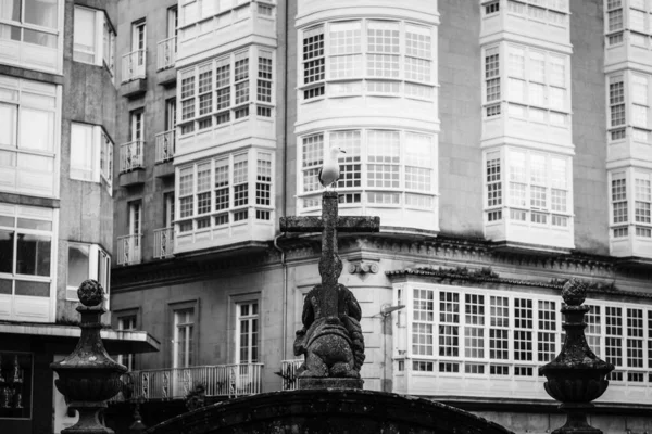 Escultura Piedra Con Cruz Situada Frente Iglesia Virgen Peregrina Pontevedra —  Fotos de Stock