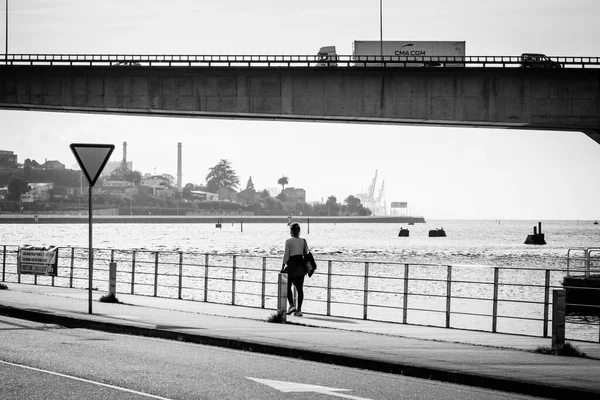 Pontevedra Hiszpania Luty 2021 Kobieta Spaceruje Wzdłuż Promenady Która Biegnie — Zdjęcie stockowe