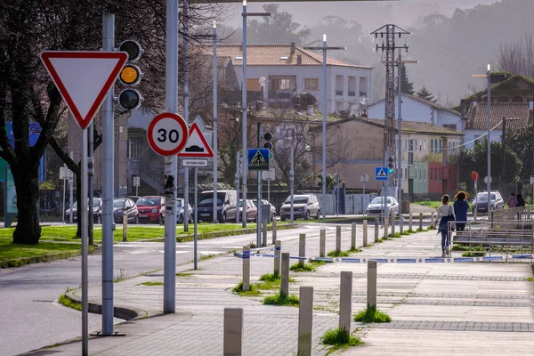 Понтеведра Испания Февраля 2021 Года Люди Прогуливаются Набережной Которая Проходит — стоковое фото