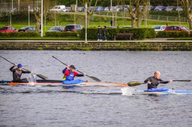 PONTEVEDRA, SPAIN - 12 Şubat 2021: Sporcular Ria de Pontevedra 'yı oluşturan Lerez Nehri' nin sularında kano üzerinde antrenman yapıyorlar.