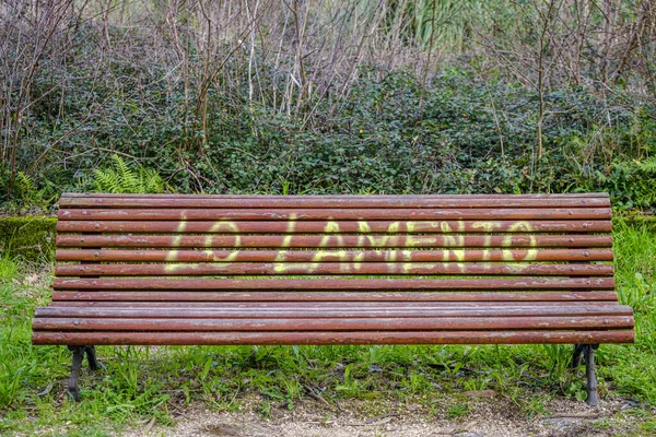 Panchina Legno Con Frase Scritta Dispiace Parco Nel Villaggio Pontevedra — Foto Stock