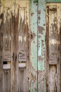 Kırık kapı ve terk edilmiş bir ev yüzünden çok yıpranmış..