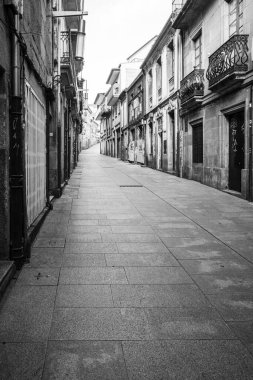 PONTEVEDRA, İspanya - 17 Şubat 2021: COVID-19 salgını sırasında tarihi merkezin neredeyse terk edilmiş sokakları.