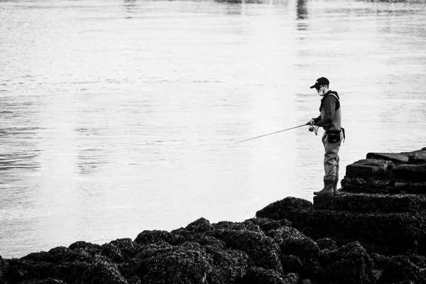 Pontevedra Hiszpania Luty 2021 Człowiek Łowiący Wędką Kołowrotkiem Ujściu Rzeki — Zdjęcie stockowe