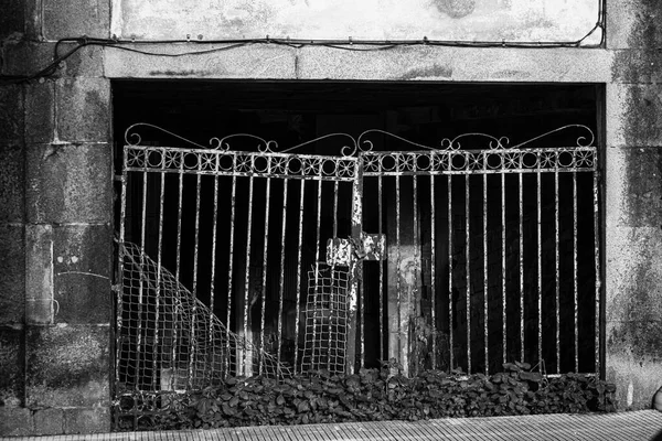 鉄のフェンス放棄された家は時間の経過によって非常に悪化 — ストック写真
