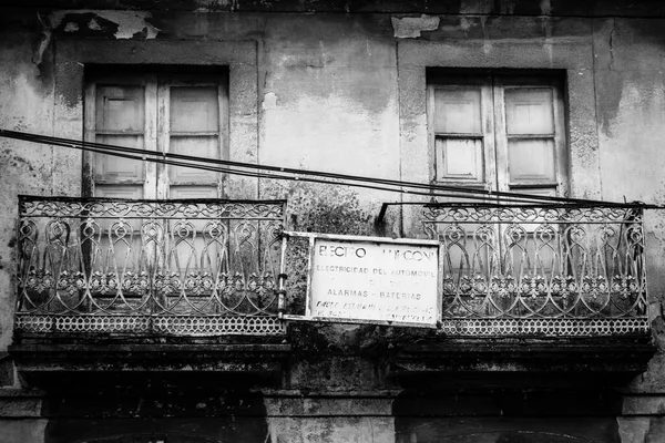 Pontevedra Hiszpania Luty 2021 Fasada Opuszczonego Budynku Starym Znakiem Reklamującym — Zdjęcie stockowe