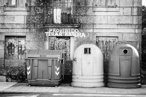 Kilka Pojemników Śmieci Recyklingu Przed Fasadą Opuszczonego Budynku Gdzie Można — Zdjęcie stockowe