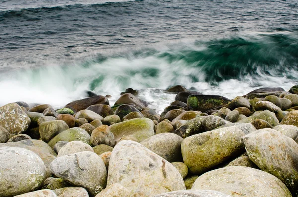 Rocks and waves — Stock Photo, Image