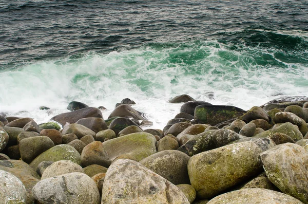 Камені і хвилі — стокове фото