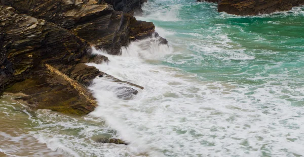 Rocas y olas —  Fotos de Stock