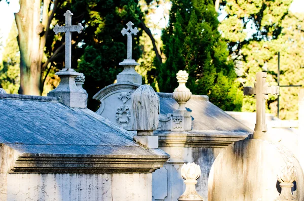 Kors i en kyrkogård — Stockfoto