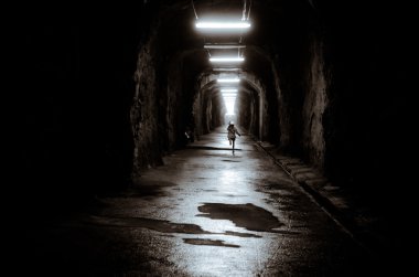 Karanlık tünel ve perspektif