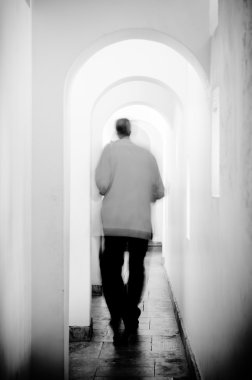 Bir binada dar koridor