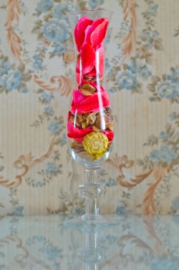 Yaprakları ile cam kase