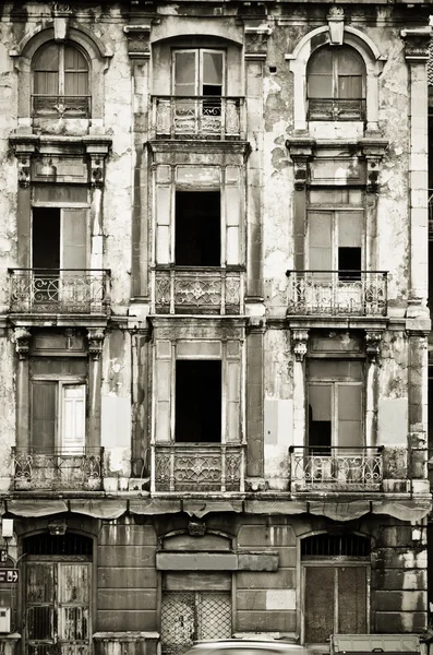 Fassade des verlassenen Gebäudes — Stockfoto