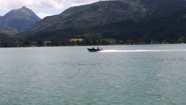 Speedboot Meer Tussen Alp Bergen — Stockvideo