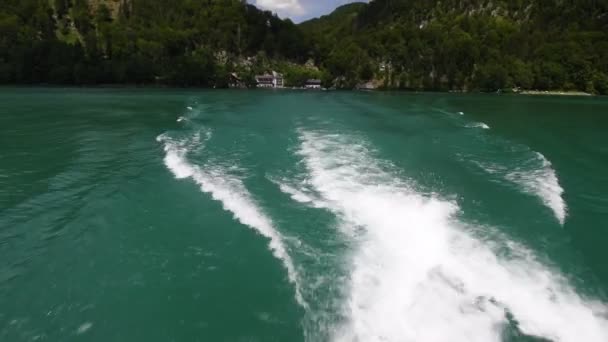 Cruzeiro Lago Entre Montanhas Dos Alpes — Vídeo de Stock